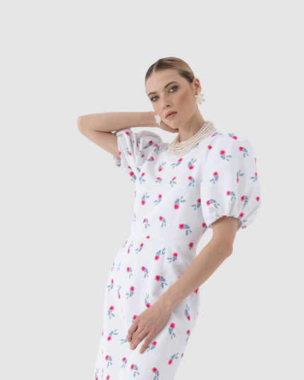 Beyaz zeminde pembe çiçek deseni, karpuz kol, yuvarlak yaka ve beli saran midi elbise, yan açı