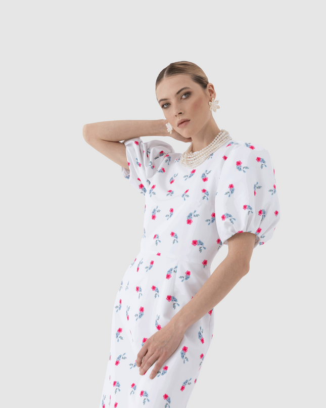 Beyaz zeminde pembe çiçek deseni, karpuz kol, yuvarlak yaka ve beli saran midi elbise, yan açı