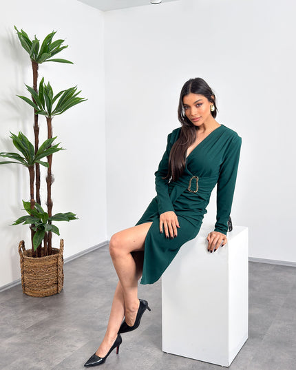 Drape kemer detaylı, kendinden tokalı, uzun kollu yeşil ara boy elbise – önden yırtmaçlı modern tasarım
