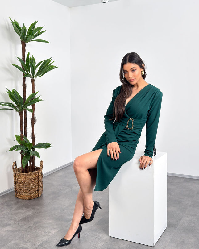 Drape kemer detaylı, kendinden tokalı, uzun kollu yeşil ara boy elbise – önden yırtmaçlı modern tasarım