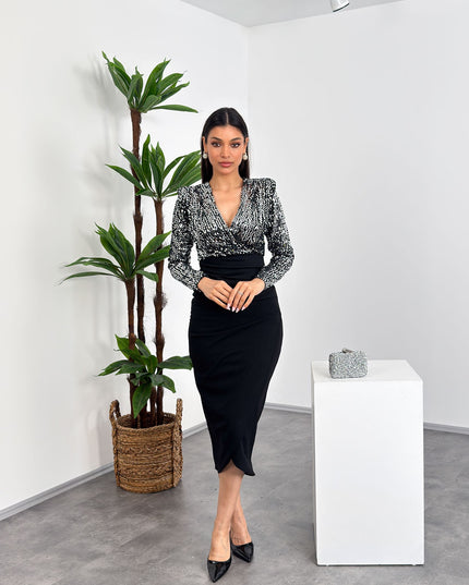 Gümüş pul payet detaylı, kruvaze yaka, vatkalı ara boy elbise – Mialora gece şıklığı