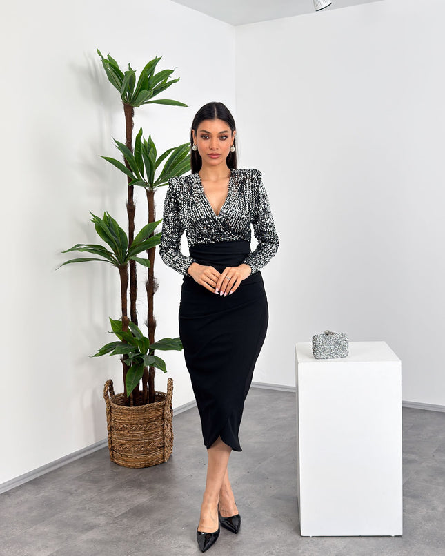 Gümüş pul payet detaylı, kruvaze yaka, vatkalı ara boy elbise – Mialora gece şıklığı