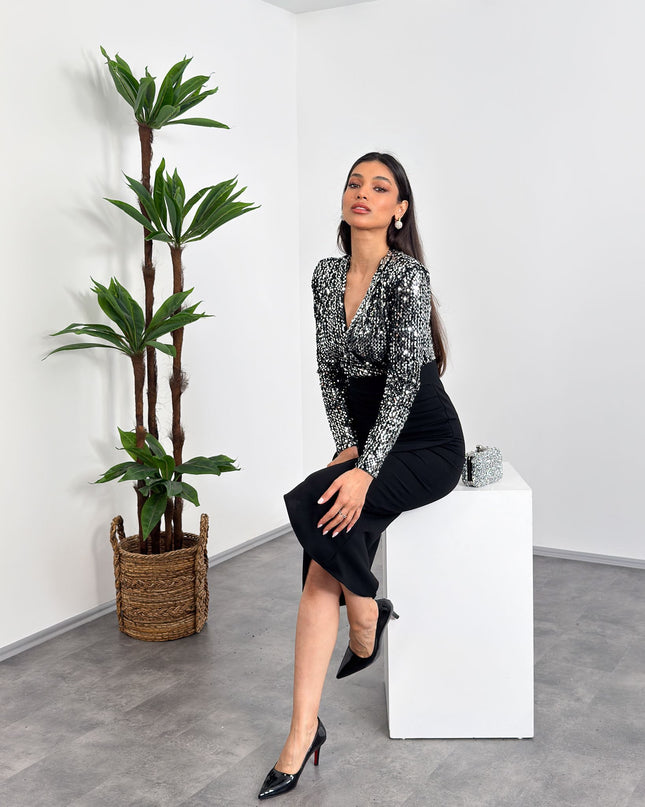 Gümüş pul payet detaylı, kruvaze yaka, vatkalı ara boy elbise – Mialora gece şıklığı