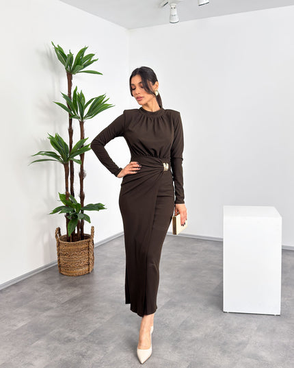 Hakim yaka, drapeli ve tokalı koyu kahverengi uzun elbise