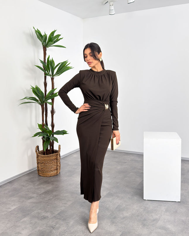 Hakim yaka, drapeli ve tokalı koyu kahverengi uzun elbise