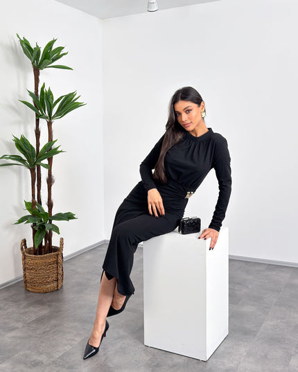 Hakim yaka, tokalı ve drapeli siyah uzun elbise