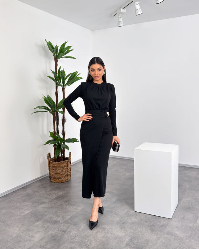 Hakim yaka, tokalı ve drapeli siyah uzun elbise