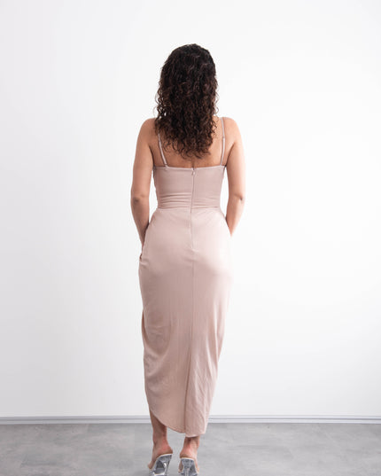 Askılı Degaje Yaka , Işıltılı , Broş Detaylı , Yırtmaçlı, Şık Gece Elbisesi