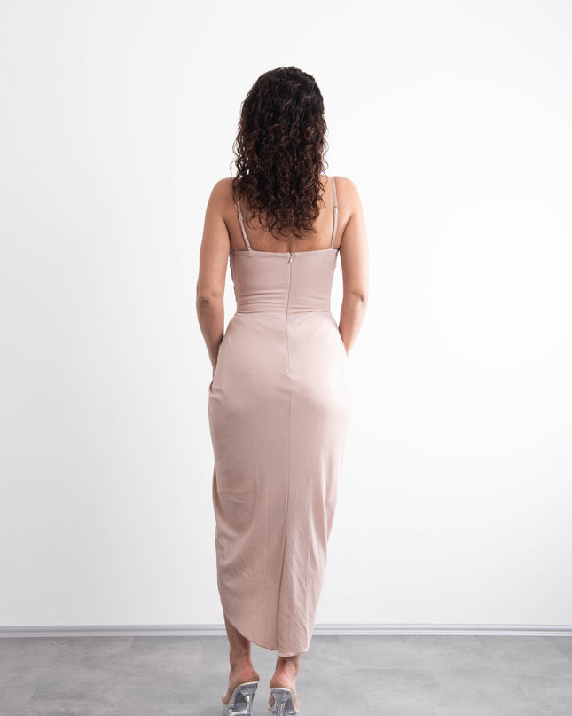 Askılı Degaje Yaka , Işıltılı , Broş Detaylı , Yırtmaçlı, Şık Gece Elbisesi