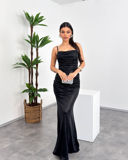 Siyah ip askılı, drapeli, vücuda oturan simli gece elbisesi – Mialora’nın zamansız şıklığı