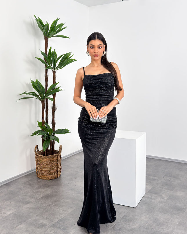 Siyah ip askılı, drapeli, vücuda oturan simli gece elbisesi – Mialora’nın zamansız şıklığı