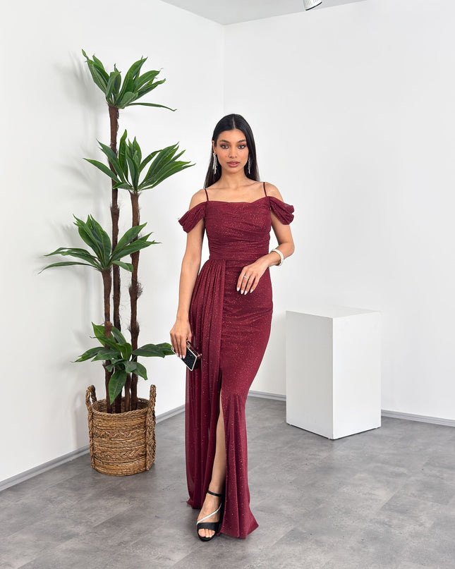 Bordo ip askılı, düşük omuzlu drapeli yırtmaçlı maxi elbise – Mialora özel davet modeli