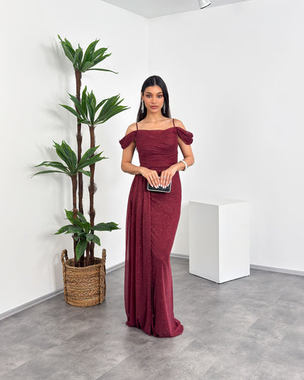 Bordo ip askılı, düşük omuzlu drapeli yırtmaçlı maxi elbise – Mialora özel davet modeli