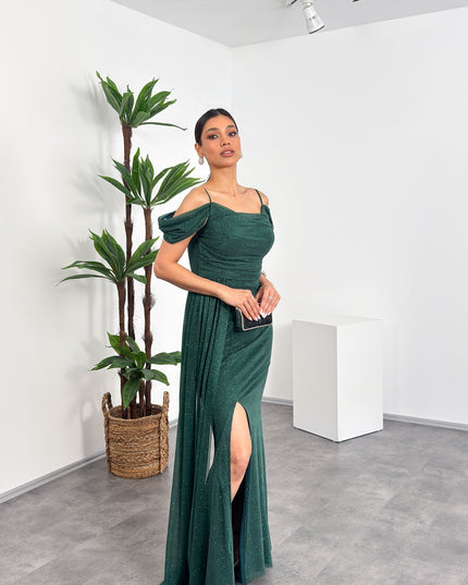 Yeşil ip askılı, düşük omuzlu drapeli ve yırtmaçlı maxi elbise – Mialora'nın doğal tonlarda şıklığı