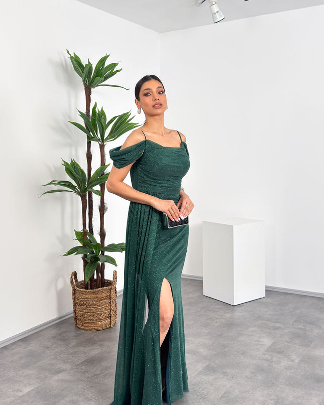 Yeşil ip askılı, düşük omuzlu drapeli ve yırtmaçlı maxi elbise – Mialora'nın doğal tonlarda şıklığı