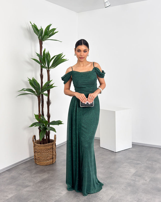 Yeşil ip askılı, düşük omuzlu drapeli ve yırtmaçlı maxi elbise – Mialora'nın doğal tonlarda şıklığı