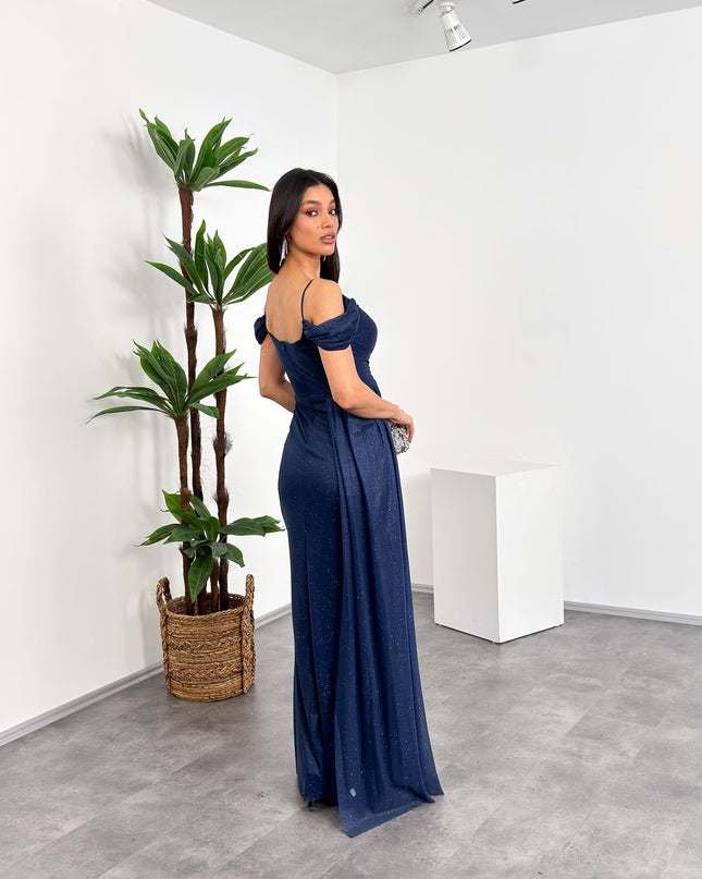 İp askılı, düşük omuzlu, drapeli ve önden yırtmaçlı maxi elbise – Mialora’nın zarif gece elbisesi