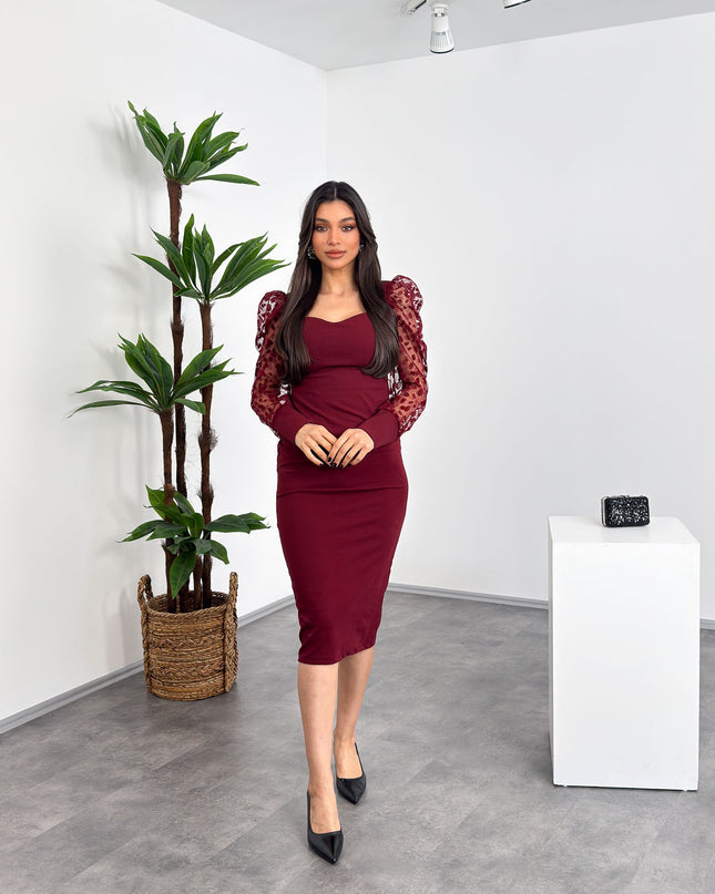 Bordo kalp yaka, transparan uzun kollu esnek kalem elbise – Mialora çarpıcı ve zarif stil önerisi