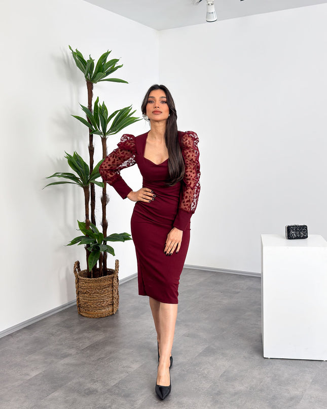 Bordo kalp yaka, transparan uzun kollu esnek kalem elbise – Mialora çarpıcı ve zarif stil önerisi