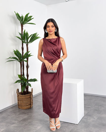 Bordo kayık yaka, kolsuz, pile detaylı ve yırtmaçlı ara boy elbise – Mialora zarif davet stili