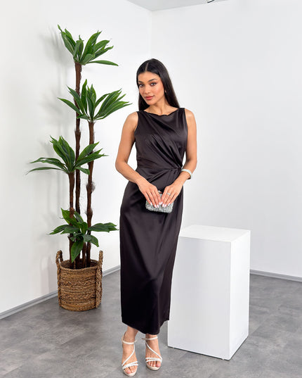 Kahverengi kayık yaka, kolsuz, yırtmaçlı ve pile detaylı ara boy elbise – Mialora modern koleksiyon