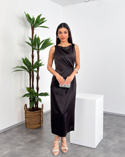 Kahverengi kayık yaka, kolsuz, yırtmaçlı ve pile detaylı ara boy elbise – Mialora modern koleksiyon