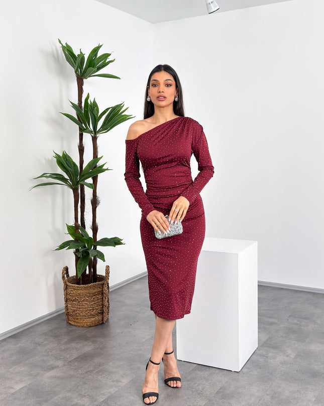 Kayık yaka, tek omuz taş detaylı bordo midi abiye elbise