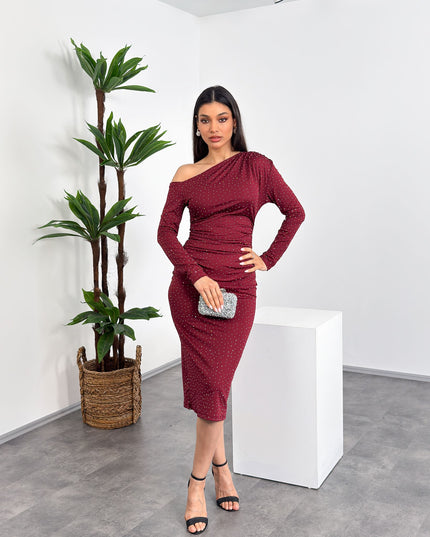 Kayık yaka, tek omuz taş detaylı bordo midi abiye elbise