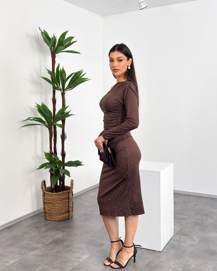 Kayık yaka, tek omuz taş detaylı kahverengi midi abiye elbise