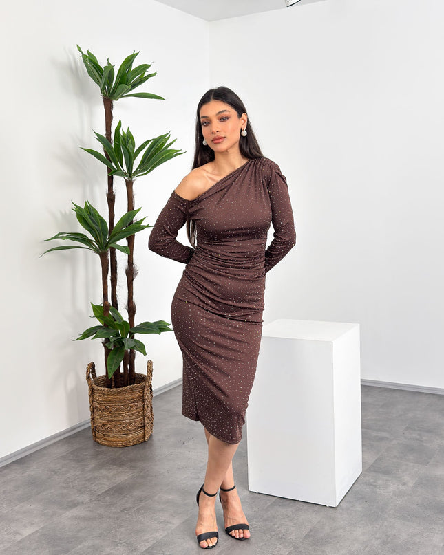 Kayık yaka, tek omuz taş detaylı kahverengi midi abiye elbise 