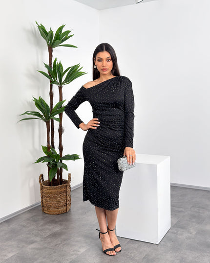 Kayık yaka, tek omuz taş detaylı siyah midi abiye elbise – Mialora gece elbisesi koleksiyonu