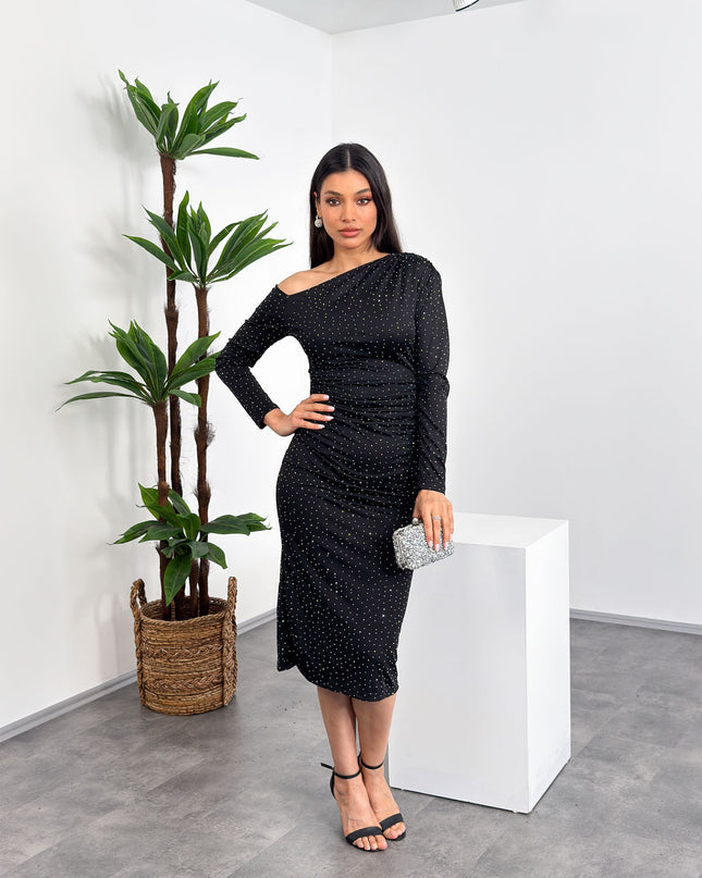 Kayık yaka, tek omuz taş detaylı siyah midi abiye elbise – Mialora gece elbisesi koleksiyonu