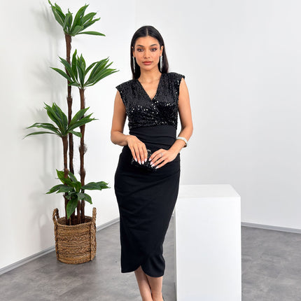 Kruvaze yakalı, kolsuz siyah pul payetli ara boy şık elbise