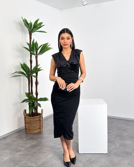 Kruvaze yakalı, kolsuz siyah pul payetli ara boy şık elbise