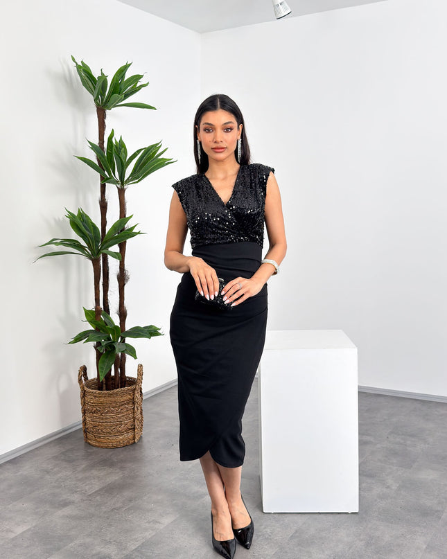 Kruvaze yakalı, kolsuz siyah pul payetli ara boy şık elbise