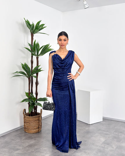 Mavi omuz aksesuar detaylı, simli degaje yaka uzun elbise – Mialora gece şıklığı için tasarlandı