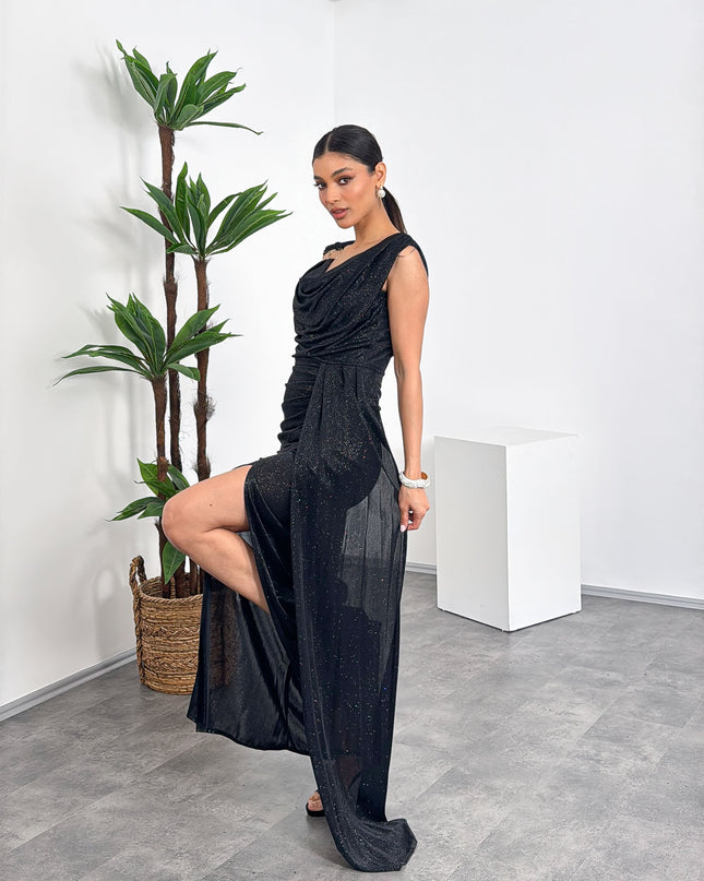 Siyah simli degaje yaka, omuz aksesuarlı ve yırtmaçlı uzun elbise – Mialora’nın zamansız klasiklerinden