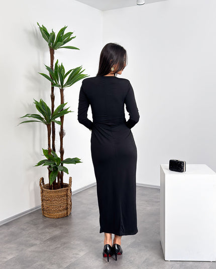 Sandy kumaş, kruvaze yaka, ön büzgülü ve broş detaylı şık elbise – Mialora özel koleksiyon