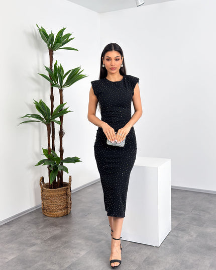 Taş detaylı omuzlarıyla dikkat çeken, vatkalı ve drapeli kolsuz uzun elbise – arkadan yırtmaçlı şık tasarım