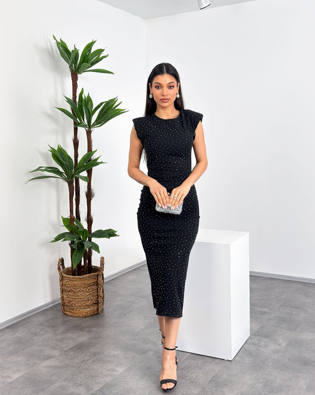 Taş detaylı omuzlarıyla dikkat çeken, vatkalı ve drapeli kolsuz uzun elbise – arkadan yırtmaçlı şık tasarım