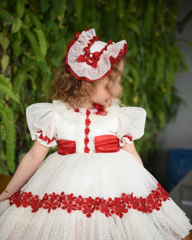 Kız çocuk vintage elbisesi, krem tulle kumaş, kırmızı çiçek detay, fırfır kol, saç aksesuarı ile yan görünüm