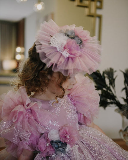 Pembe dantel abiye üzerinde volanlı tulle taç, beyaz taşlı gerdanlık ve gül broş detayları