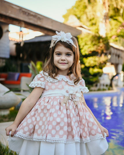 Kız çocuk pembe beyaz puanlı kısa elbise, dantel yaka, fiyonk detay ve beyaz taç aksesuarıyla