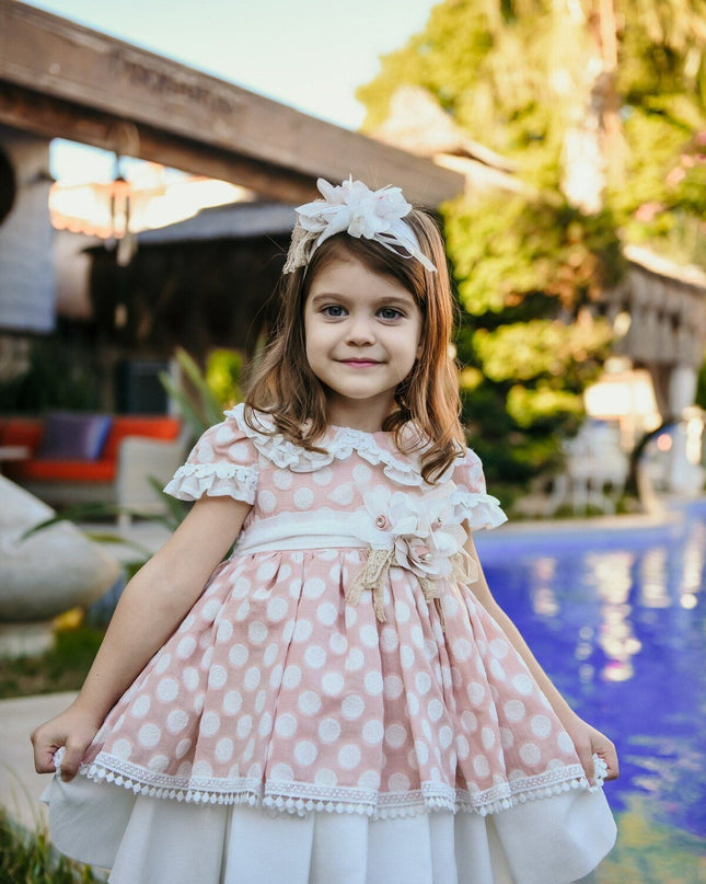Kız çocuk pembe beyaz puanlı kısa elbise, dantel yaka, fiyonk detay ve beyaz taç aksesuarıyla