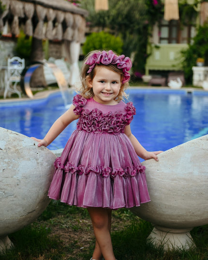 Kız çocuk mor pembe pleated abiye elbise, fırfırlı göğüs ve etek detayı, eşleşen taç aksesuarı