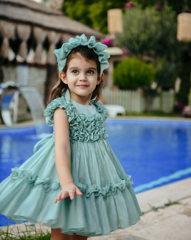Mint yeşil tül abiye elbisesi, fırfırlı göğüs detayı, kısa kollu, diz altı boyu, eşleştirme taç aksesuarı