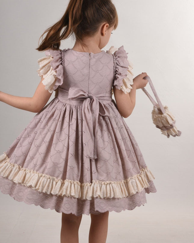 Kız çocuk elbisesinin arka detayı, dantel kumaş, fırfır kollar, bel fiyonklu tasarım ve krem renkli etek kenarı