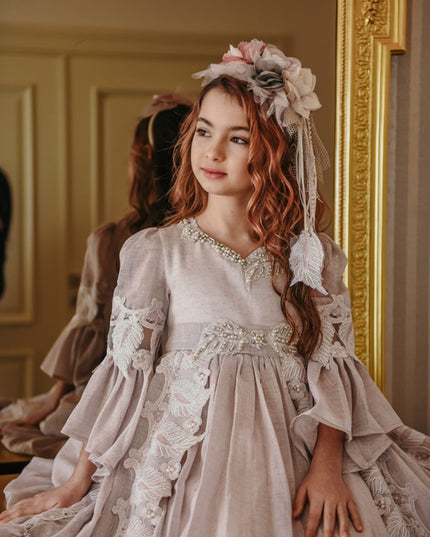 Kız çocuk için pudra beige abiye, dantel kol detayı, pervane motifi, ön görünüm ve taç aksesuarı