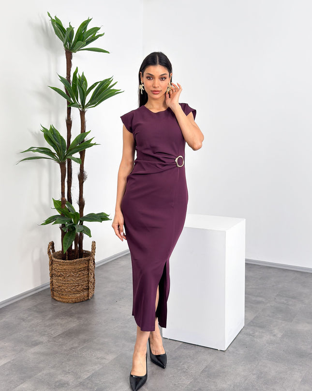 Yuvarlak yaka, kolsuz, toka detaylı ara boy şık elbise – Mialora minimal davet stili